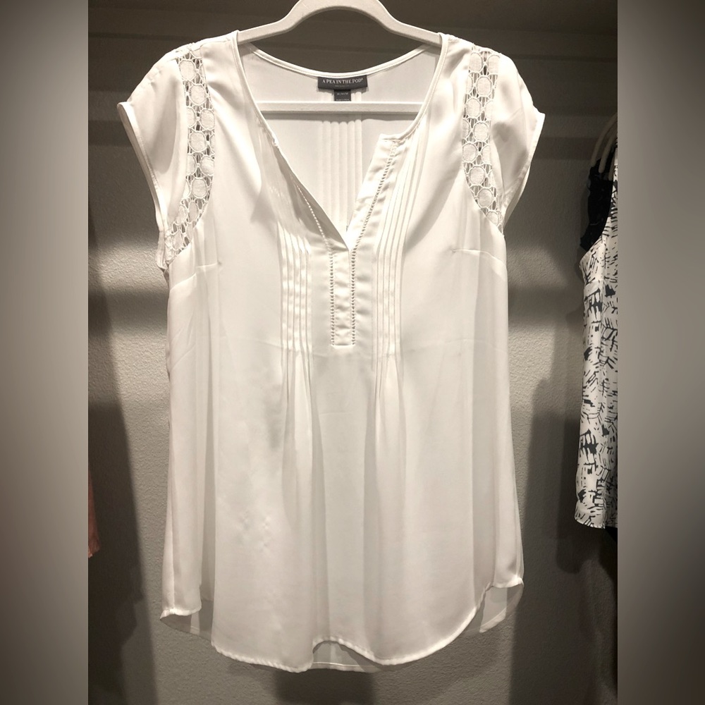 A PEA IN THE POD White Maternity Blouse, size Med